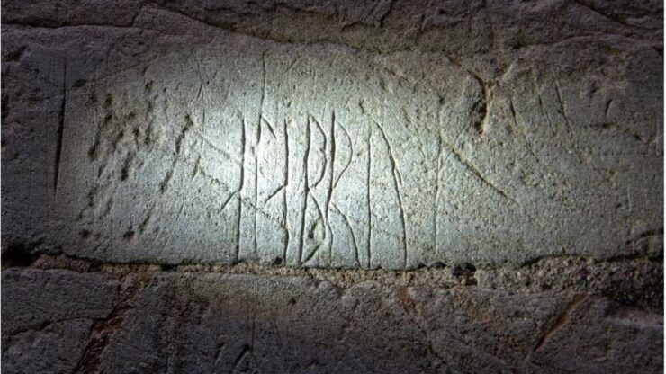 scritture di rune su pietra