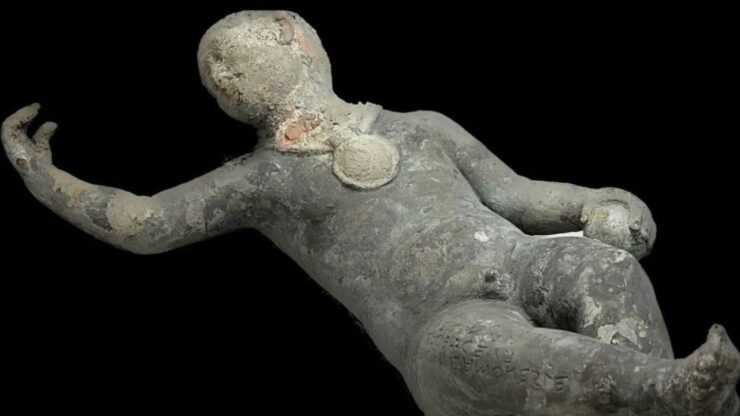 statuetta di bronzo raffigurante un bambino