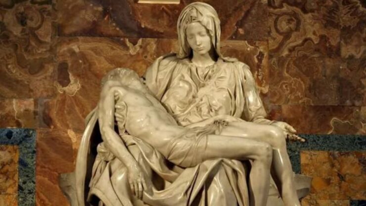 Pietà di Michelangelo in primo piano