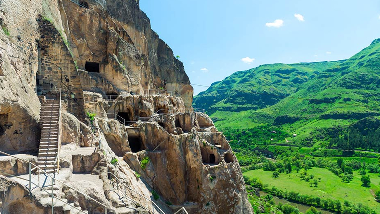 Vardzia: la città delle caverne costruita in Georgia