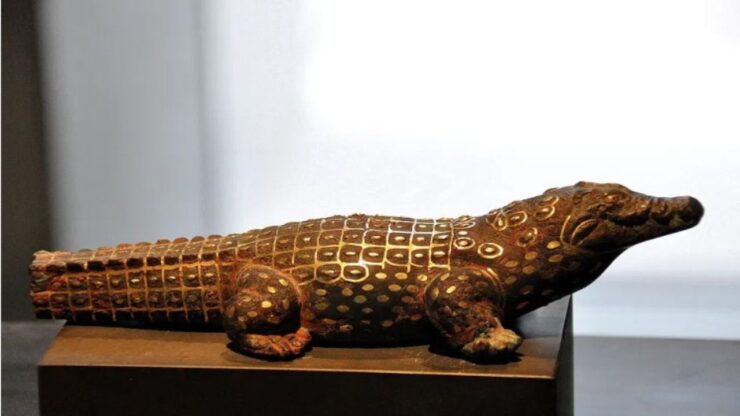 Statuetta dorata di coccodrillo e animali