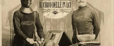 uomo gira mondo con elmo di ferro