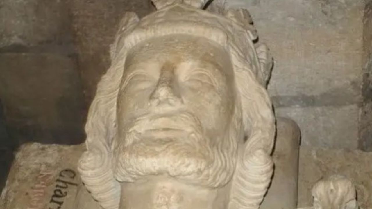 tomba in pietra di Carlo Martello