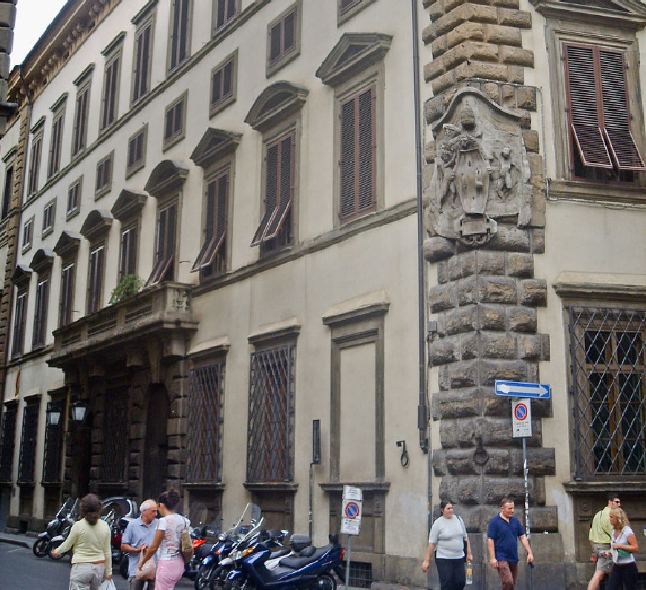 Palazzo Pucci finestra chiusa angolo