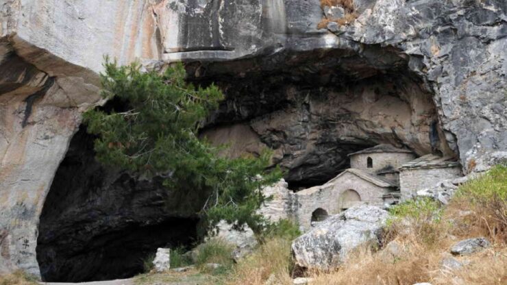 enigmatica grotta di Penteli dove si estraeva il marmo oggi ci sono misteri