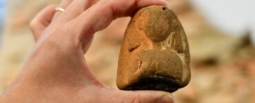 passeggiare lungo la spiaggia e imbattersi in statuetta egizia