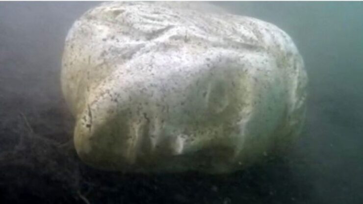 testa di statua sul fondale del lago di Nemi