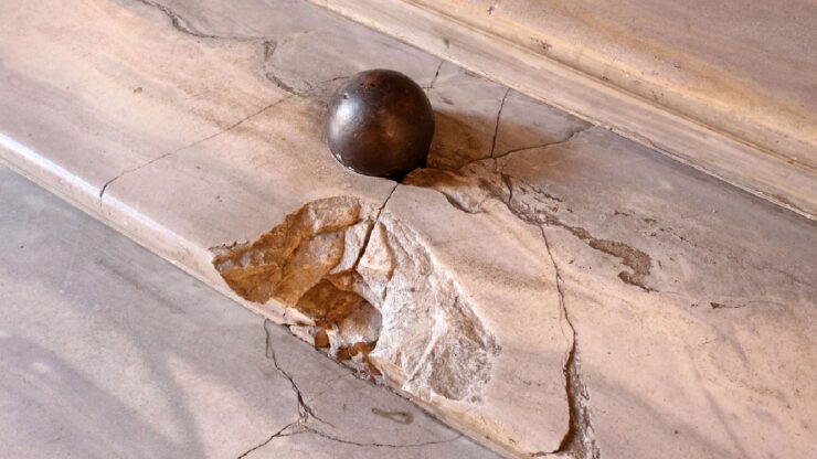 una palla di cannone sulla scalinata di palazzo colonna a roma