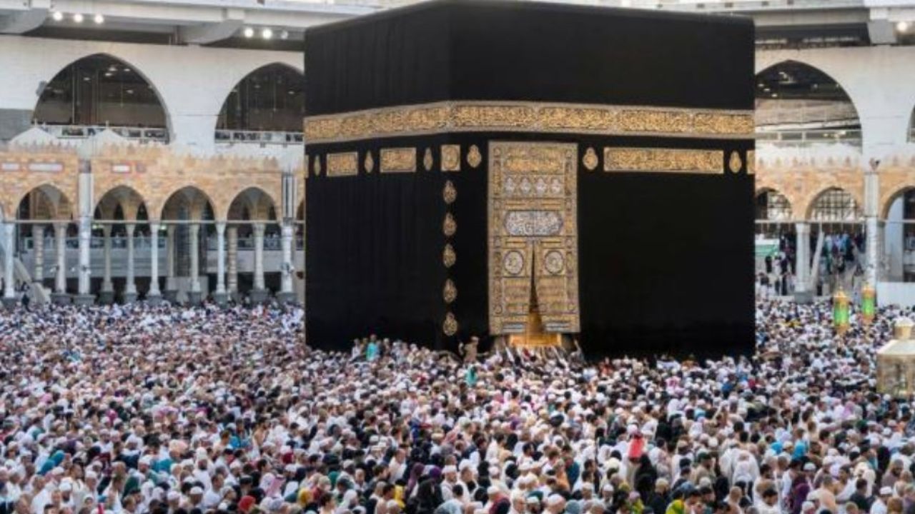 Kaaba con folla di fedeli
