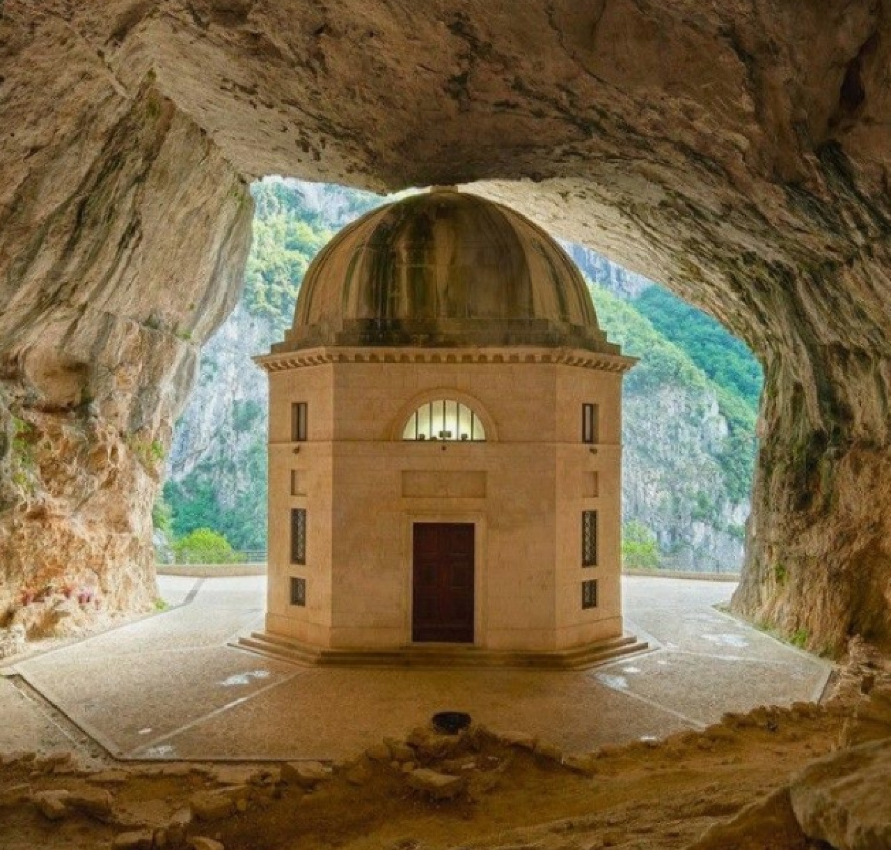 Tempio del Valadier dentro grotta