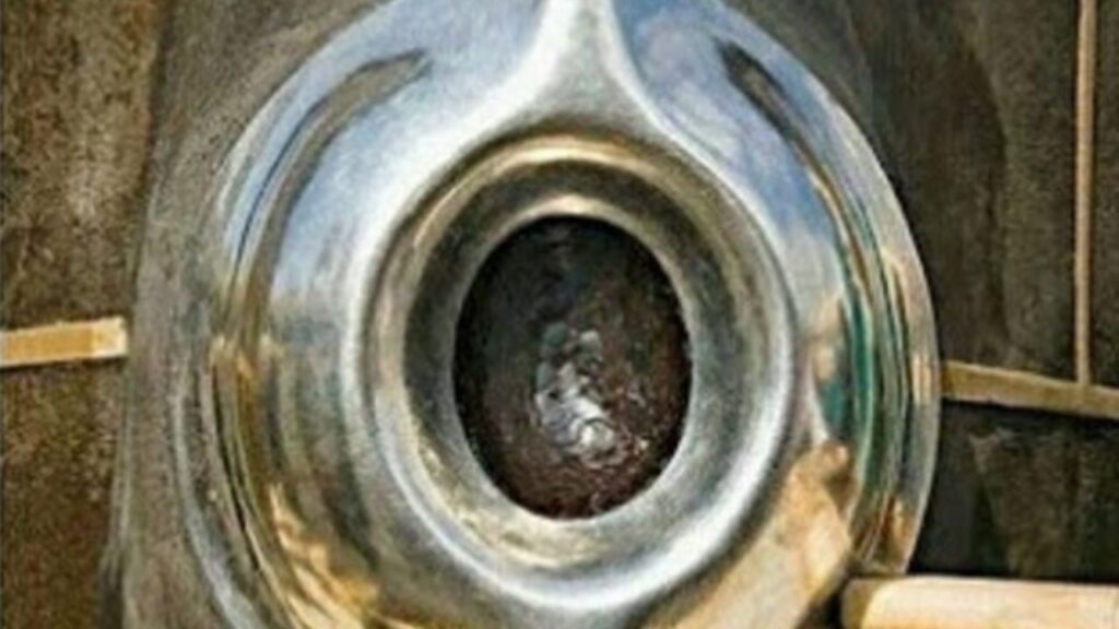 Due orecchini in metallo di colore oro con due pietre pendenti di