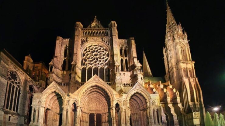 Cattedrale di Chartres di notte