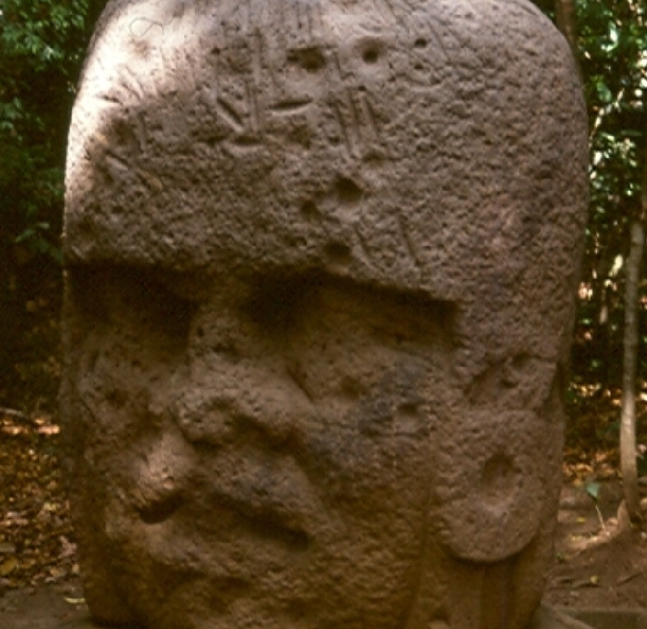 testa di pietra del Guatemala caratteri olmechi