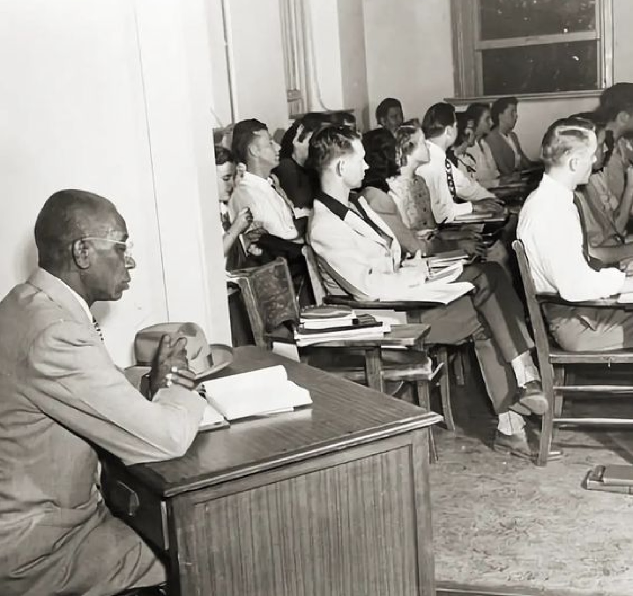 George W. McLaurin durante una lezione di diritto