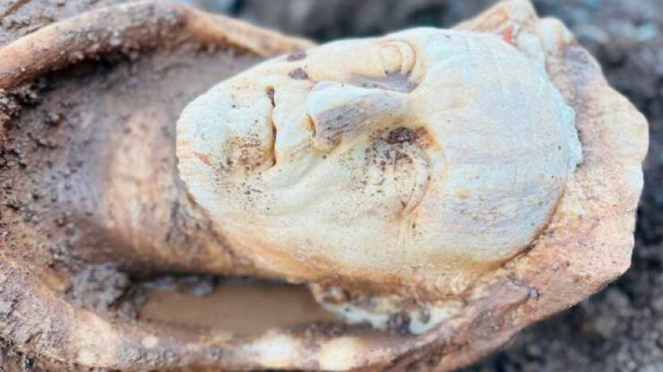 inaspettato ritrovamento nelle fogne di Roma emerge uno splendido Ercole di marmo