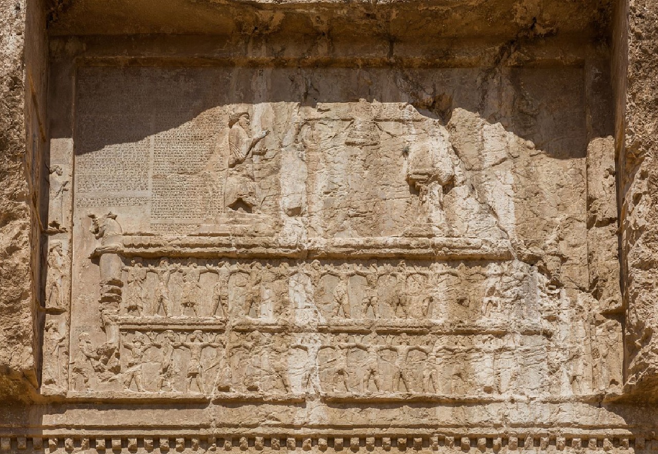 Naqsh-e Rostam incisione su tomba Dario I