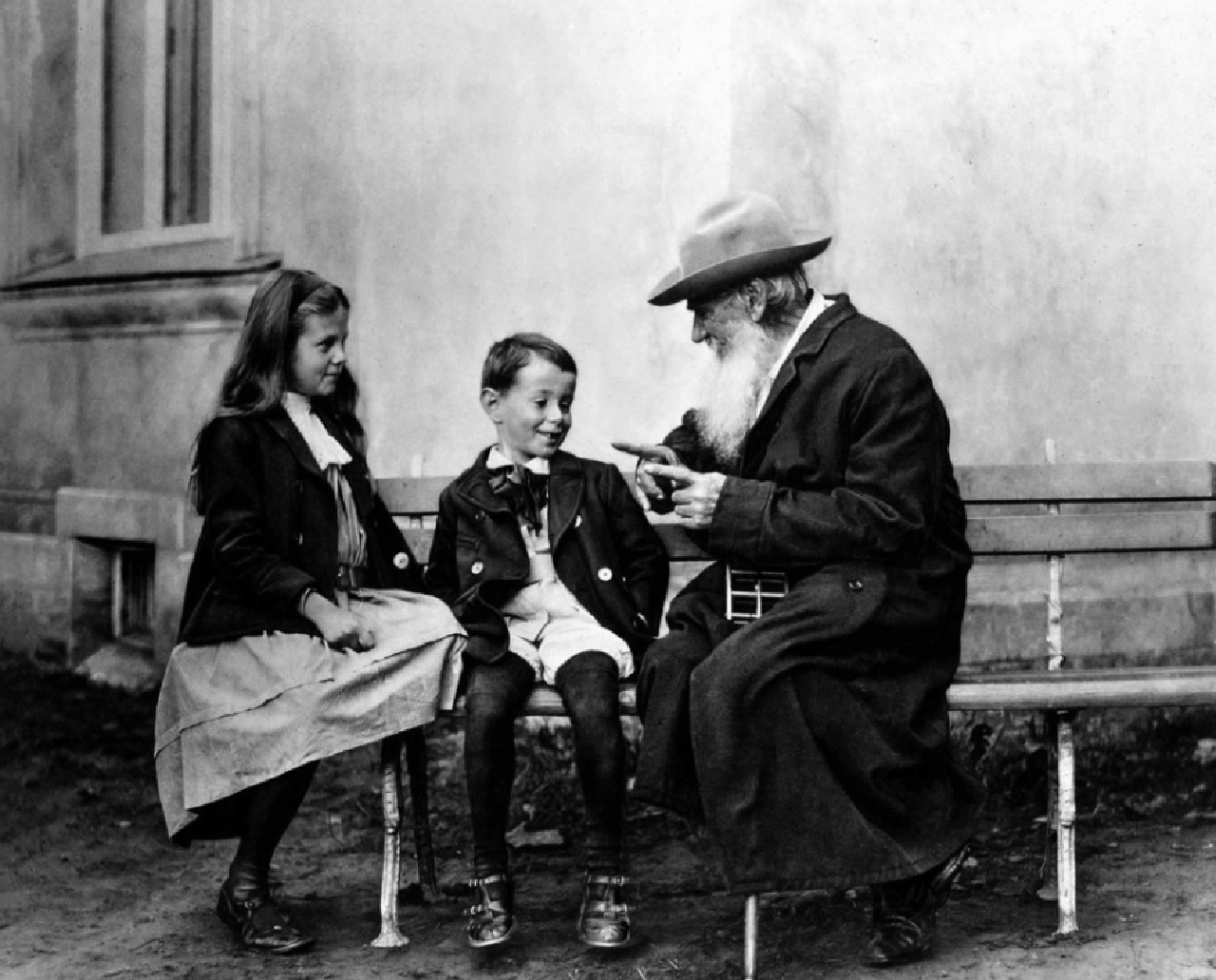 Lev Tolstoj dialogo con i nipoti 1909