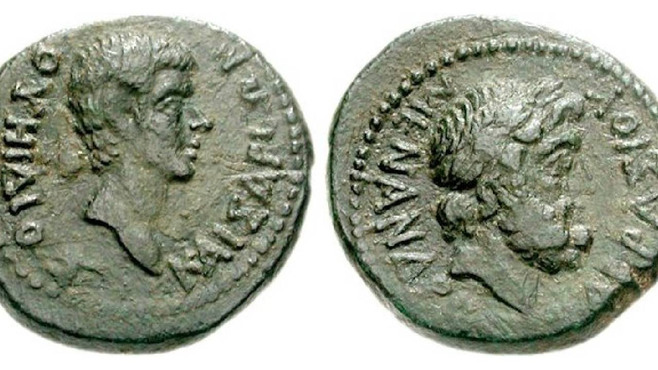 Moneta che presenta sui due lati il liberto Vedio Pollione e Zeus.