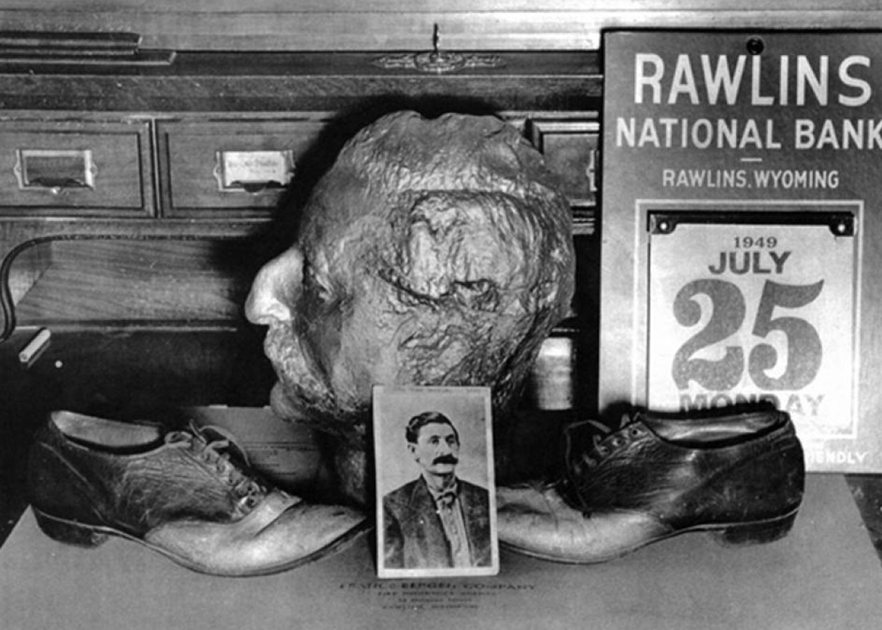 George Parrott maschera mortuaria fotografia e scarpe
