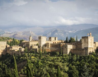 L'Alhambra di Granada è l'incanto di un potere decadente