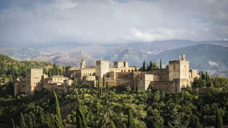 L'Alhambra di Granada è l'incanto di un potere decadente
