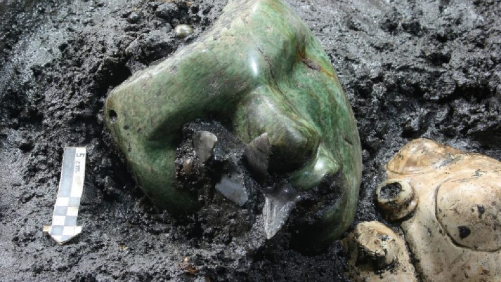 maschera in pietra verde nuova scoperta nella piramide del sole a teotihuacan