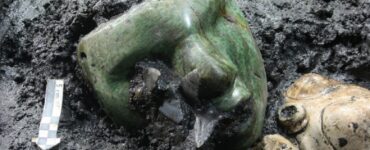 maschera in pietra verde nuova scoperta nella piramide del sole a teotihuacan