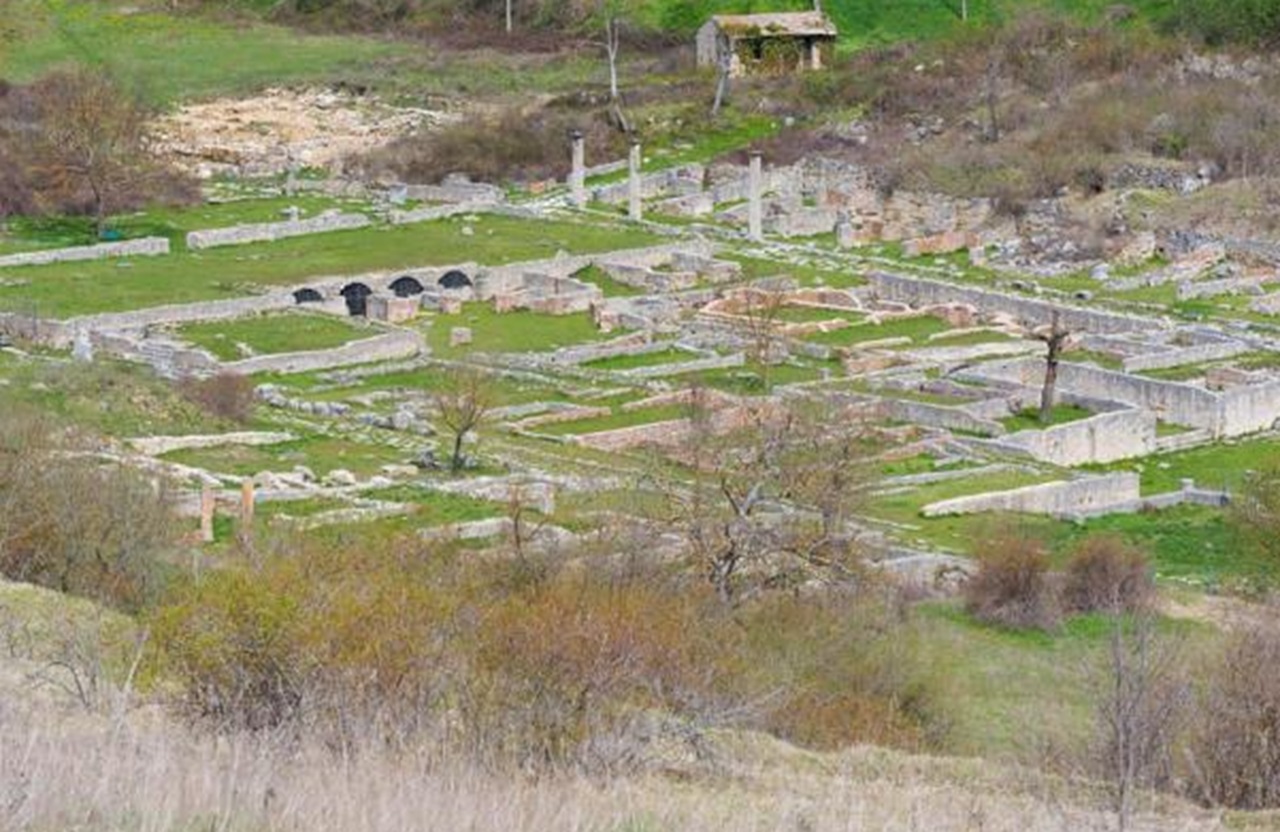 Alba Fucens resti dell'antica cittadina fortificata