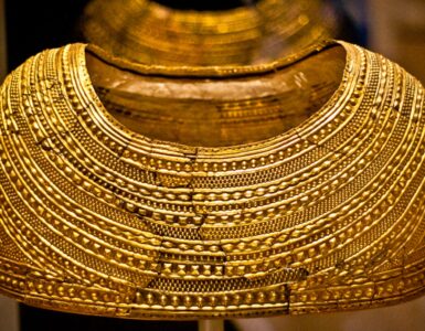 il mold gold cape è il capo più pregiato in oro dell'era preistorica in europa