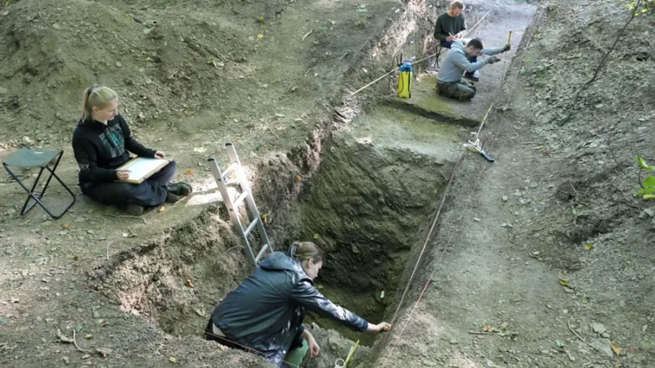 intero villaggio medievale torna alla luce lavoro archeologi scoperta fenomenale