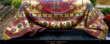 particolare tomba ballerino rudolf chametovic nureev ricoperta da bellissimo mosaico