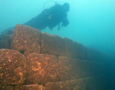 nel lago van in turchia trovate rovine di un castello armeno di 3000 anni fa
