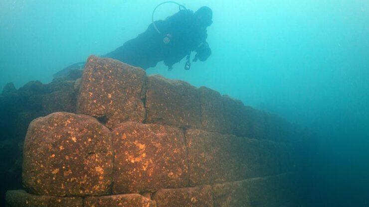 nel lago van in turchia trovate rovine di un castello armeno di 3000 anni fa