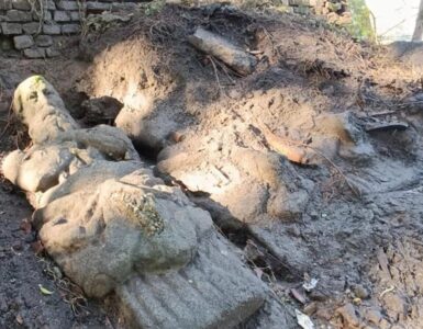 San Giuliano Milanese quattro giganti di pietra riaffiorano dal terreno