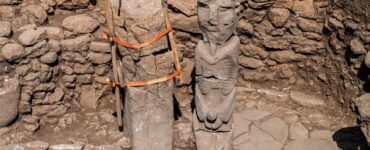 Scoperta un'antichissima statua di un uomo gigante che stringe il suo pene mistero in Turchia