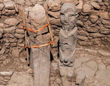 Scoperta un'antichissima statua di un uomo gigante che stringe il suo pene mistero in Turchia