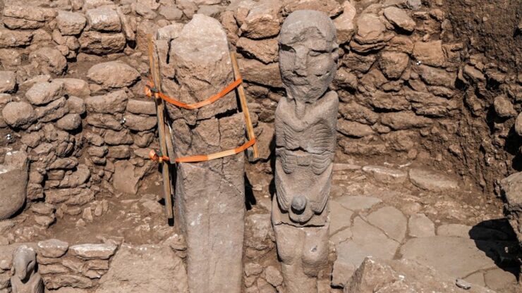Scoperta un'antichissima statua di un uomo gigante che stringe il suo pene mistero in Turchia