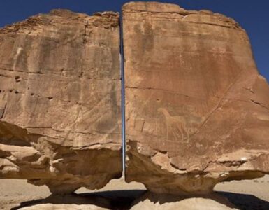 sembra un taglio laser ma cosa ha davvero spaccato la roccia di Al Naslaa