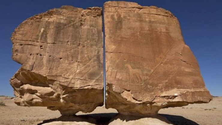 sembra un taglio laser ma cosa ha davvero spaccato la roccia di Al Naslaa