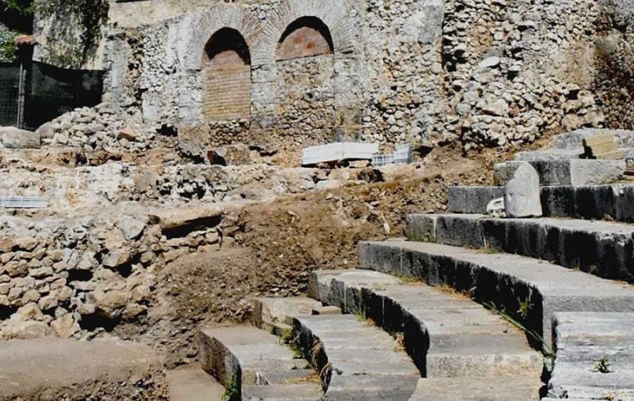 Terracina dettaglio gradinata in calcare