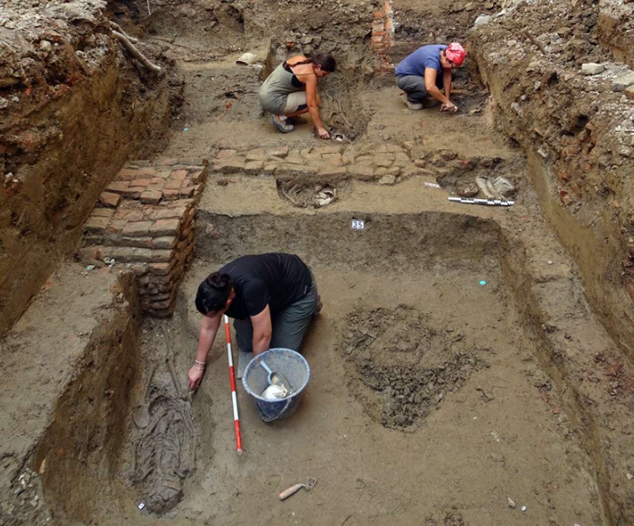 sepolcro medievale di Mirandola scavi nei pressi del convento