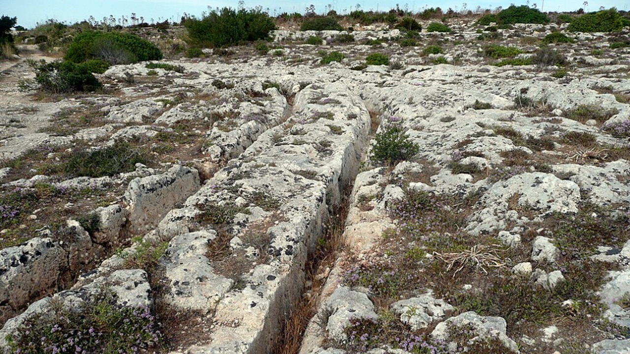 indecifrabili e misteriosi cosa sono i Solchi di Carro sull'isola di Malta