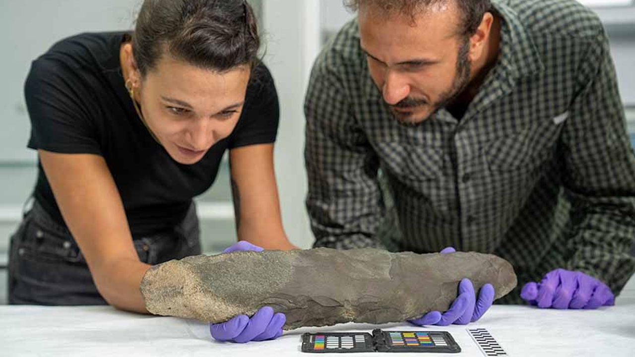 nel Deserto Arabico è stata ritrovata l'ascia di pietra più antica del mondo