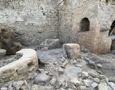 nuovi scavi e nuove scoperte a Pompei torna alla luce un panificio prigione