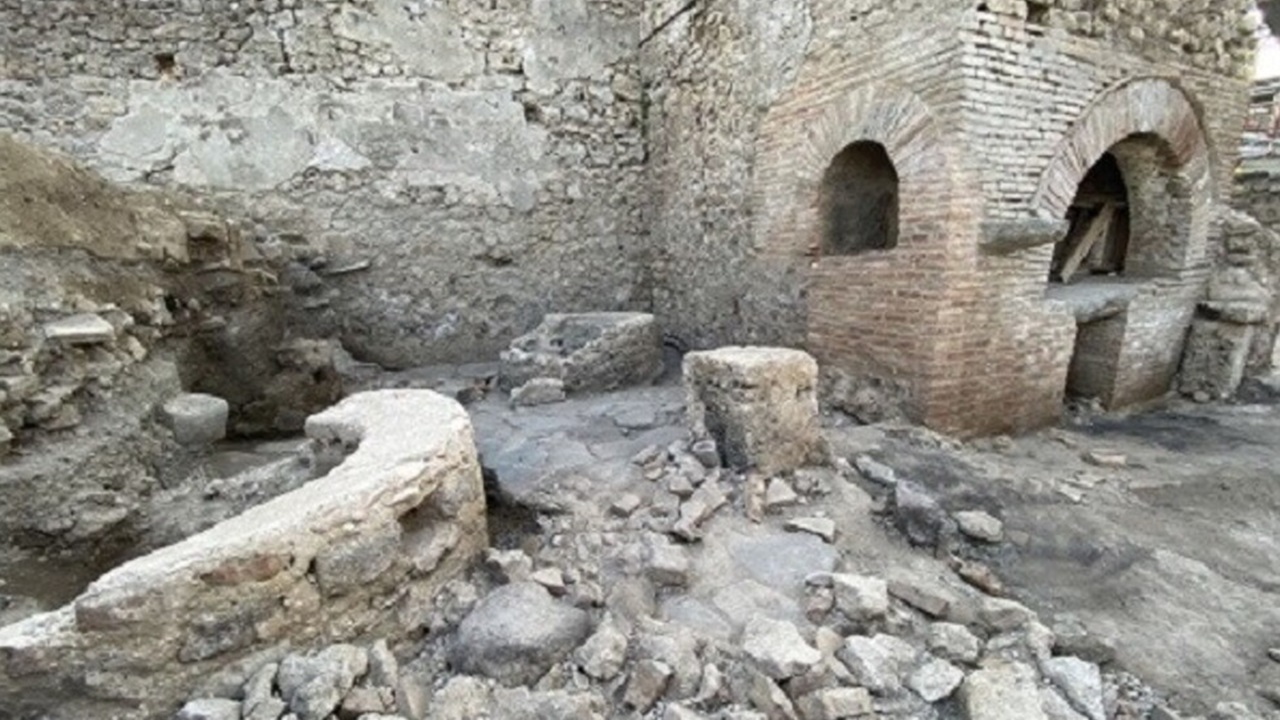 nuovi scavi e nuove scoperte a Pompei torna alla luce un panificio prigione