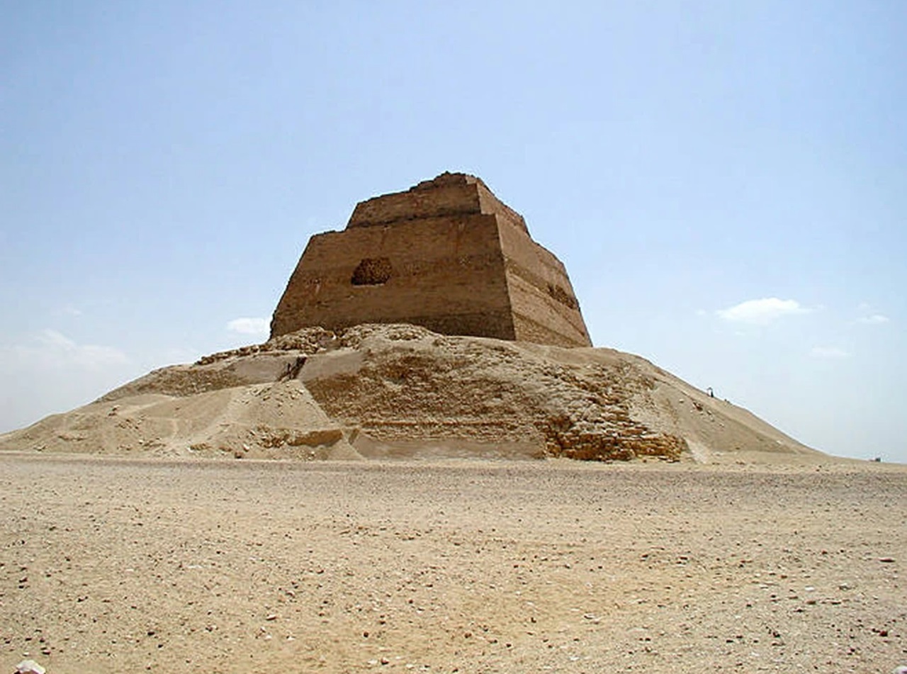 Snefru confronto con piramidi di Meidum, con muri crollati