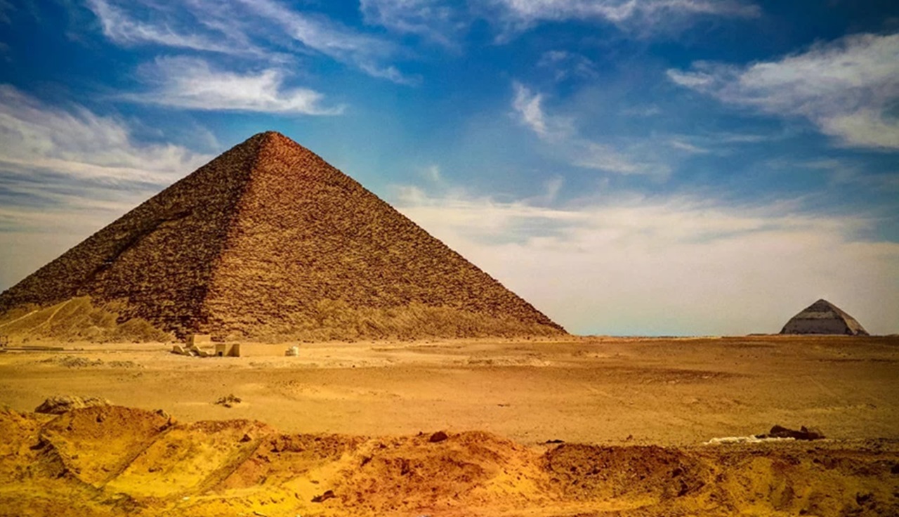Snefru piramide sullo sfondo, primi piano Piramide Rossa