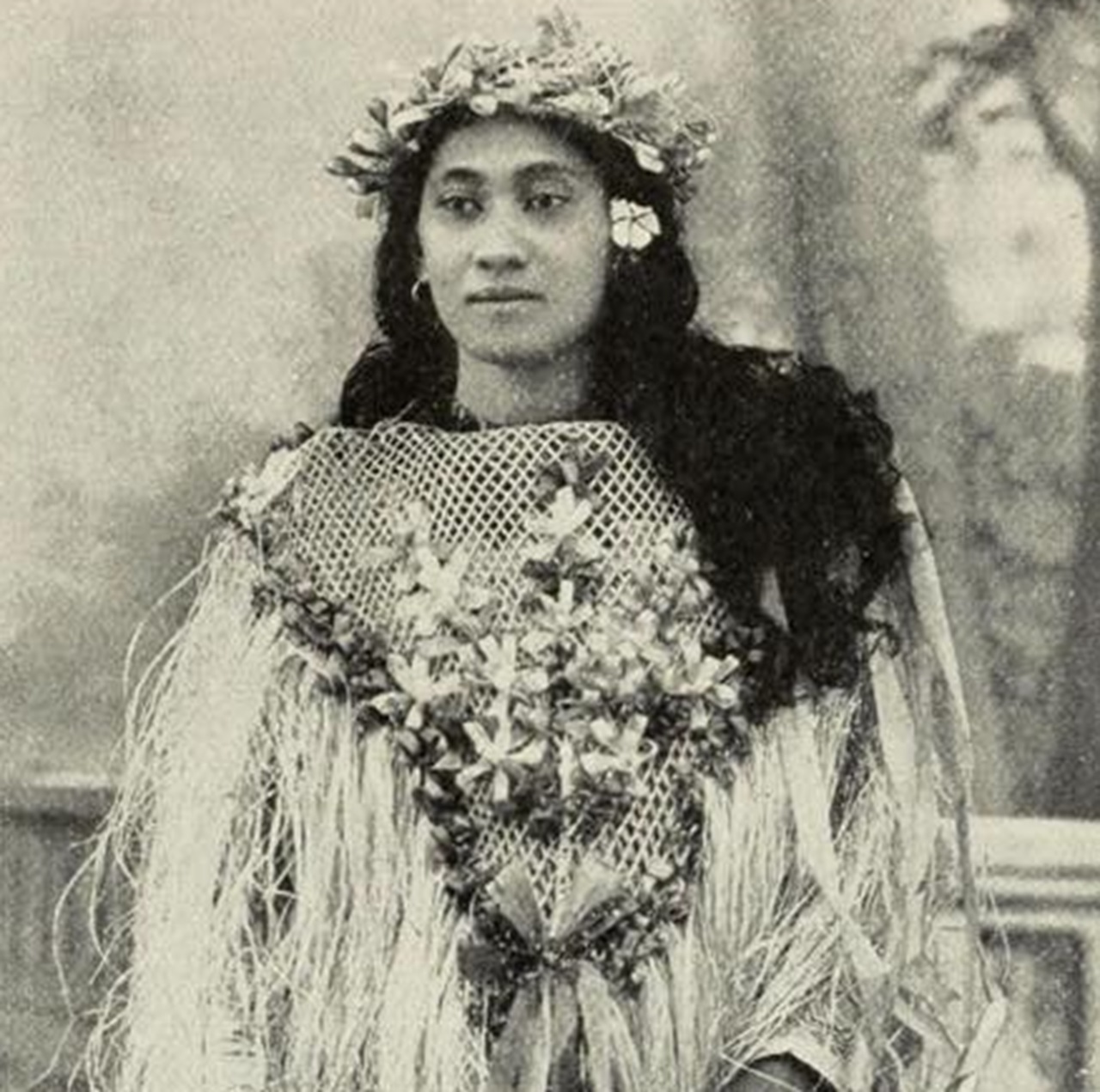 Tahiti foto ragazza in abiti tradizionali inizi XX secolo