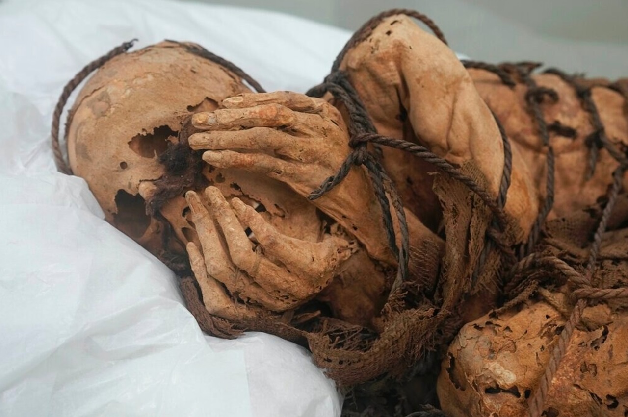 20 mummie precolombiane dettaglio mani sul volto