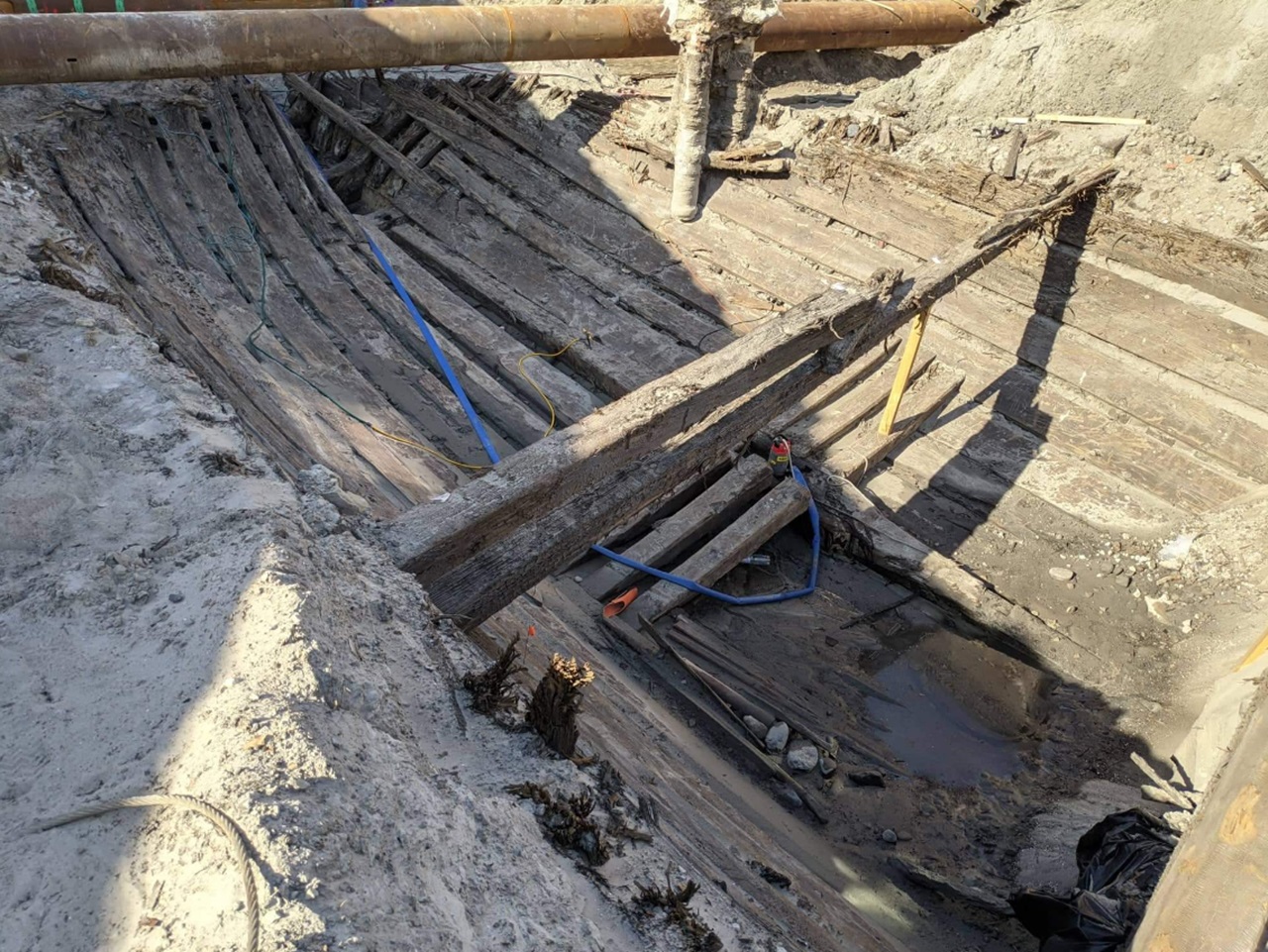 relitto del XIV secolo imbarcazione ritrovata sotto fango e argilla